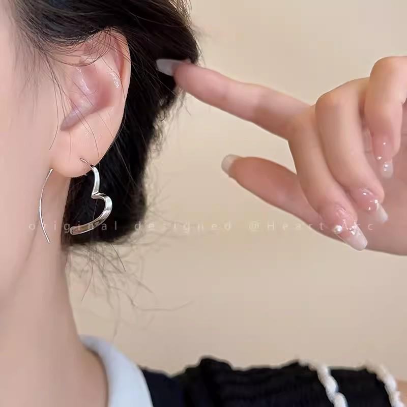 Elegant Sweetheart Earrings: Unique Hooks for Square & Round Faces