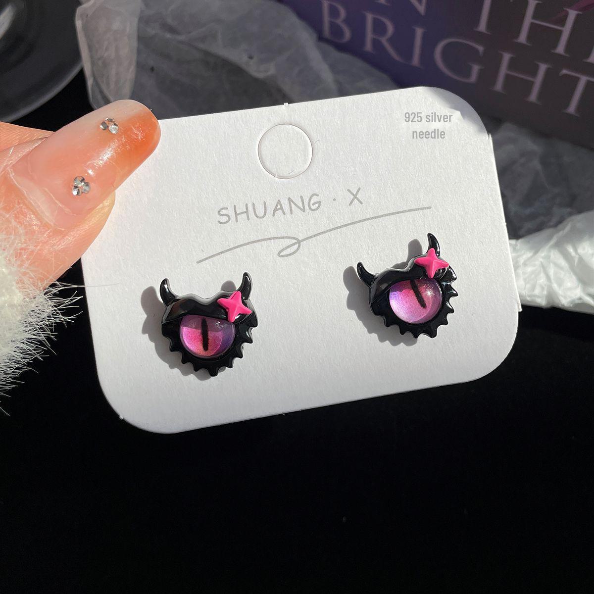 

«Изысканные серьги в виде мультяшного летающего монстра — серебряные иглы, забавные и уникальные для студентов»