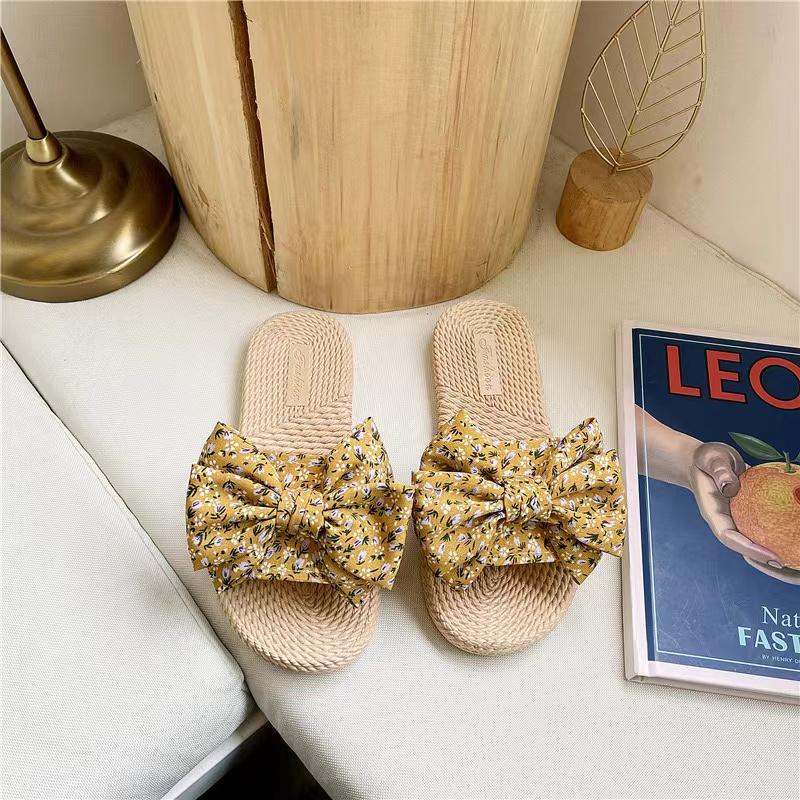 

Жіноче літнє взуття з квітковим метеликом. Жіночі тапочки. Босоніжки на плоскому ходу. Пляжне взуття 41 жовтий