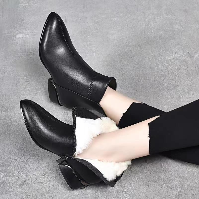 Flat-bottomed small short boots women's pointed new autumn and winter velvet leather boots comfortable and casual thick heel large size women's boots