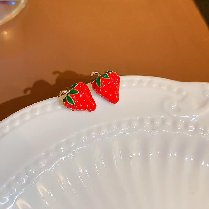 Red Mini Strawberry Earrings for Women New 2024 Explosive Delicate Small High-grade Minority Stud Earring Dainty Zircon Gift