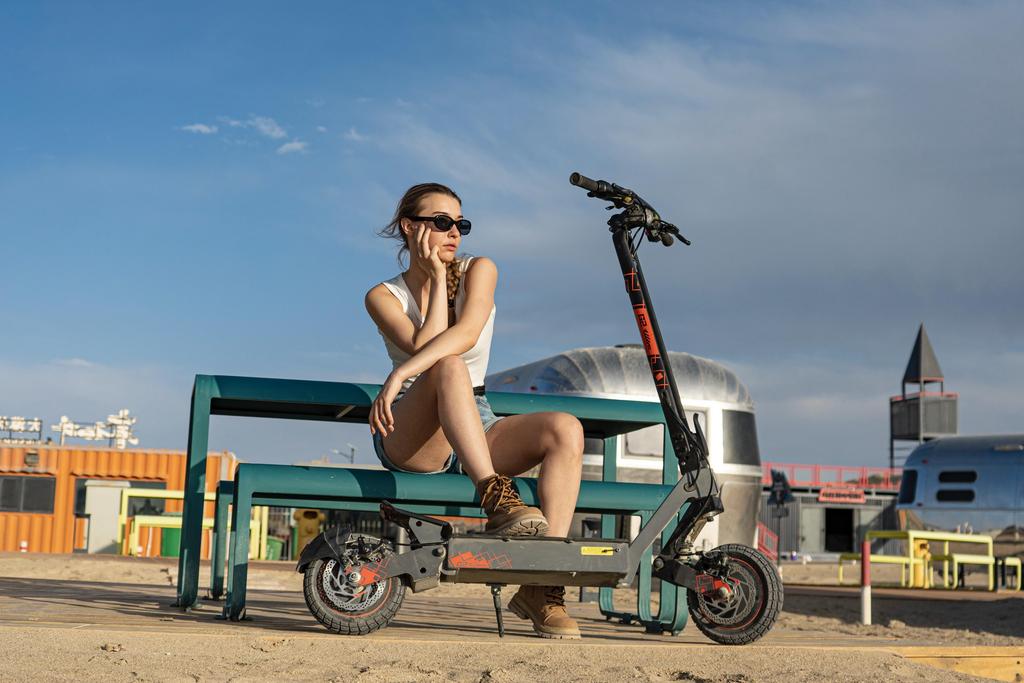 KuKirin G2 Ultra Electric Scooter 2*800W Motor, 48V 18Ah Battery, 10-inch Tires, Touch Screen, Built-in Speakers, 55KM Range E-Scooter