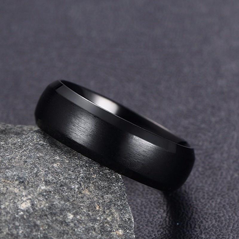 Vnox Personalisierter Ring aus Edelstahl mit abgeschrägter Kante und gebürstetem Mittelring für Männer und Frauen, schwarzer Ehering, individueller Ring mit Namen, Buchstaben und Datum