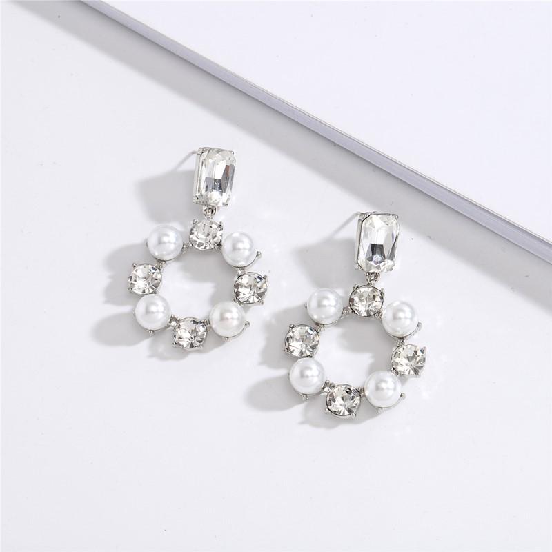 Elegant Korean Dongdaemun Pearl Stud Earrings - Versatile & Fashionable Street Style for Women