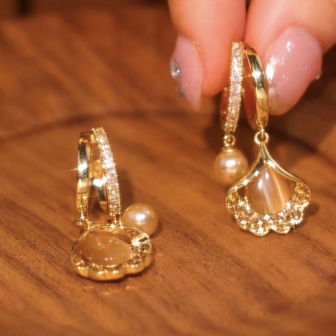 

Жемчужные каффы в виде листьев гинкго: Вдохновленные винтажем, универсальные серьги для изысканного стиля золотой