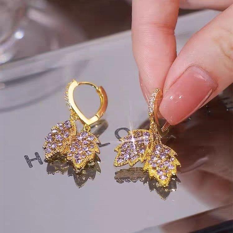 

2024 Изысканные каффы для ушей в виде листьев фиалки: Нишевый дизайн высокого класса для изысканного образа золотой