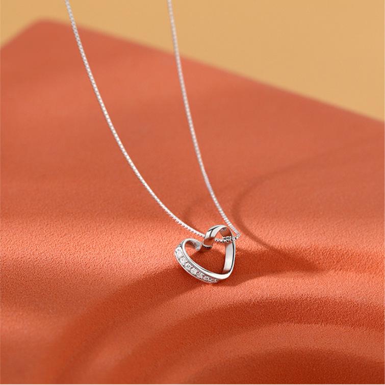 Collier Minsheng Coréen Géométrique Amour: Élégant Pendentif Cœur en Diamant sur une Délicate Chaîne Claviculaire