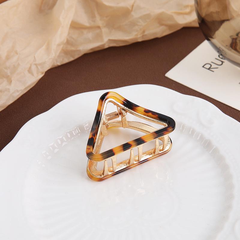 

Трендовая металлическая заколка-краб для волос 2024: Элегантный головной убор знаменитости