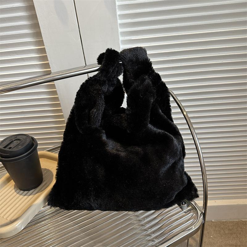 

2025 Ранняя весна Новая большая вместимость Плюшевый тренд Коровья расцветка Индивидуальность Студенческая классная наплечная сумка Женский дизайнерский стиль чёрный