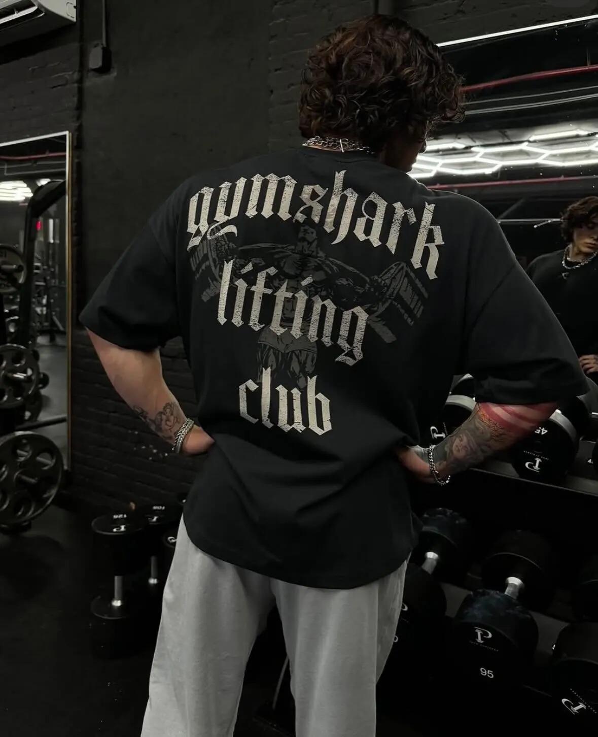 

2026 GYM Американский тренировочный костюм для фитнеса Летняя спортивная хлопковая футболка с коротким рукавом Мужская свободная модная с принтом Акула 4XL