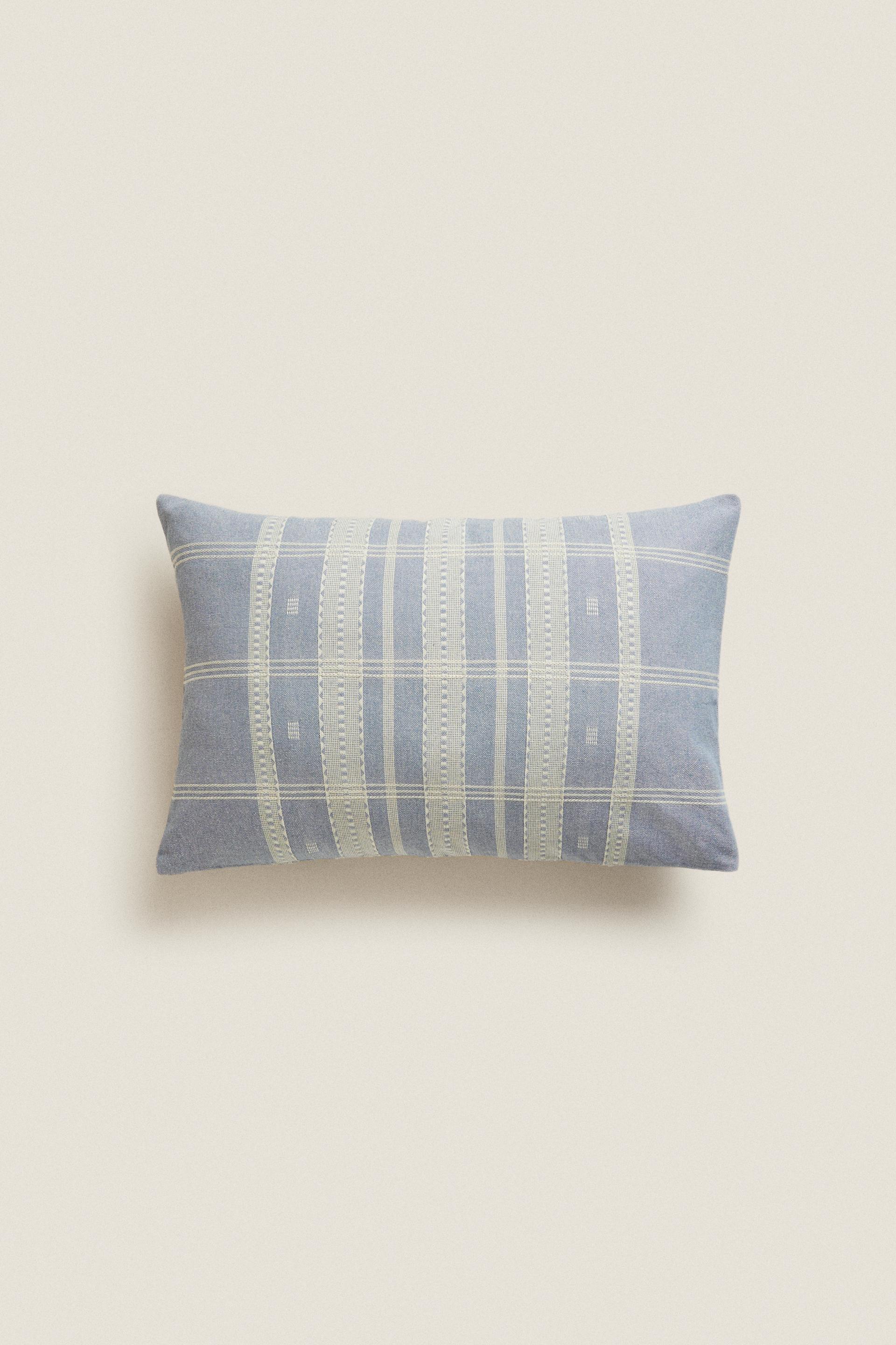 

ЧЕХОЛ НА ПОДУШКУ С ГЕОМЕТРИЧЕСКИМ ЖАККАРДОМ