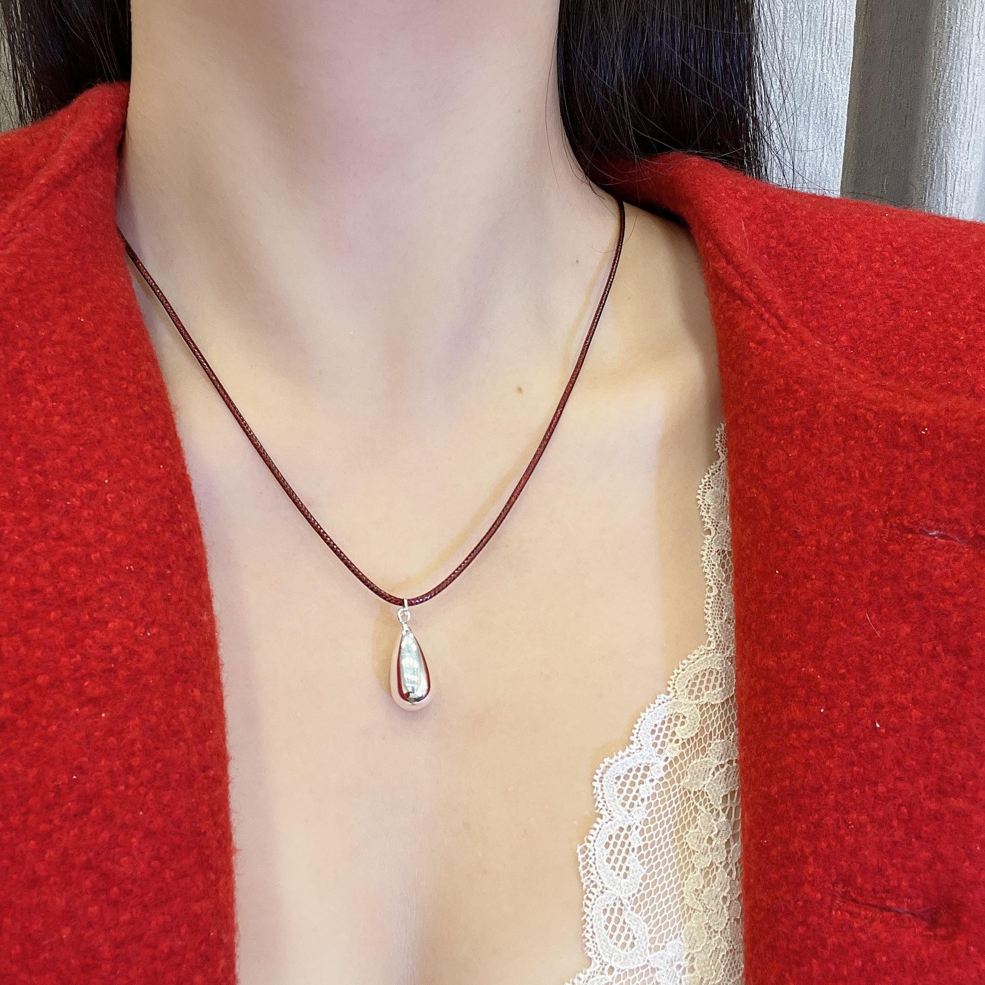 

Элегантное женское ожерелье с подвеской в виде вишневого банта из красной веревки — простая, универсальная и модная цепочка для свитера N1330 water drop anchor серебро белый