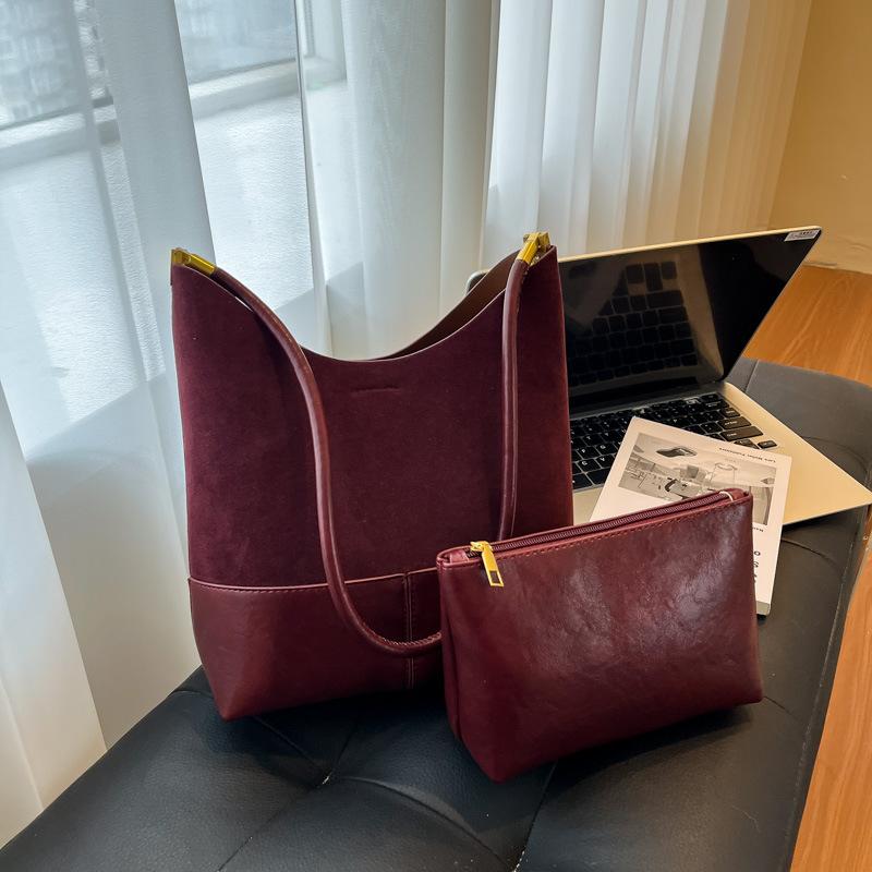 

Простая нишевая замшевая сумка подмышку женская ранняя осень универсальная ретро матовая сумка-мессенджер на плечо для通勤 бордовый