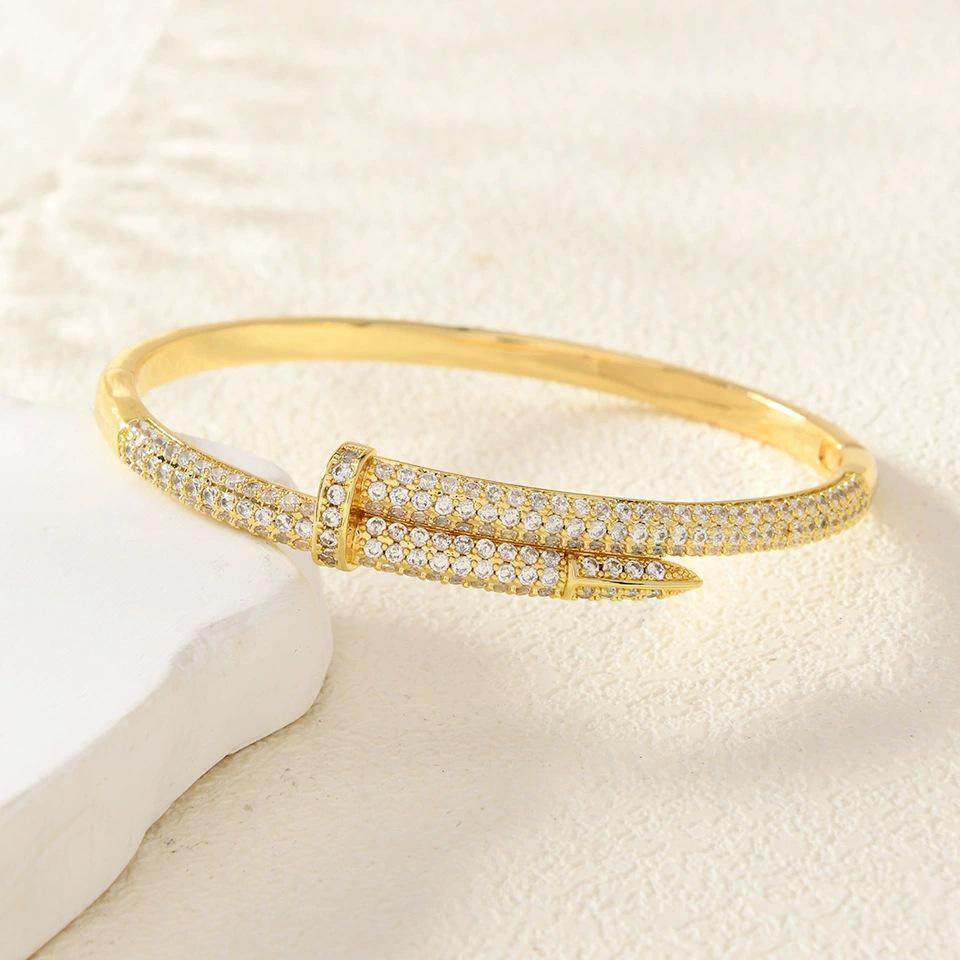 Exquisites 2025 Europäisch-Amerikanisches Nagelarmband mit Zirkon, Luxuriöser Kupferschmuck