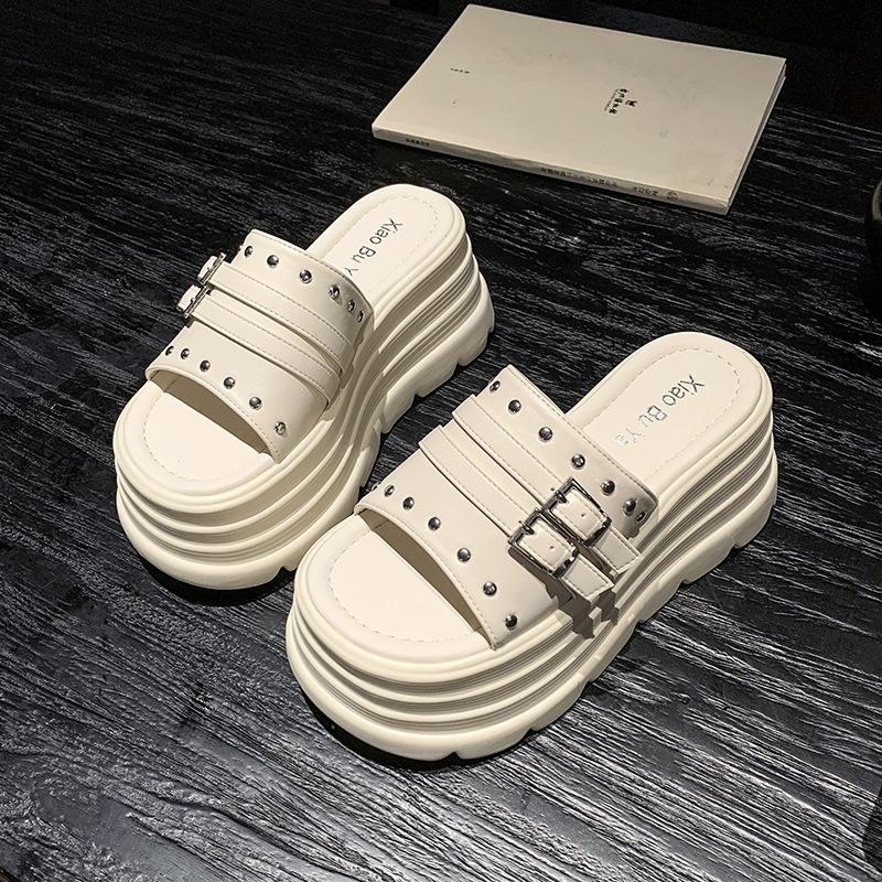 2025 new thick-soled height-increasing cool slippers for women's summer wear super fire French beautiful skirt high-end beach shoes