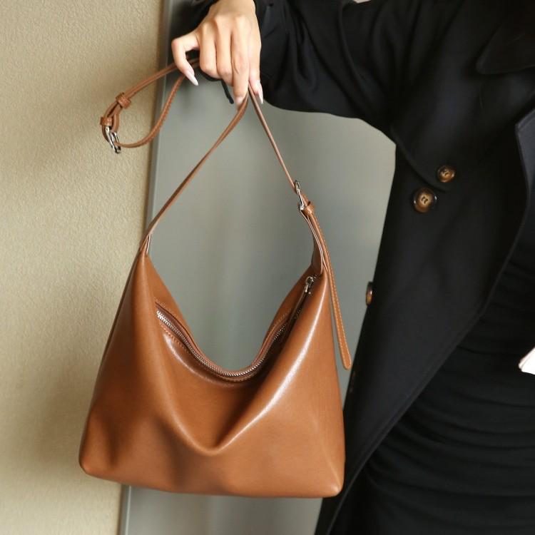 

2025 Women s Genuine Leather Crossbody Dumpling Bag - Soft Crystal Vegetable-Tanned Cowhide for Autumn/Winter Black