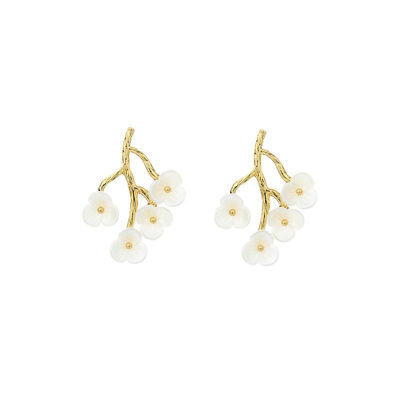 Korea Dongdaemun simple versatile pearl white flower earrings female ins Internet celebrity cold trendy resin stud earrings