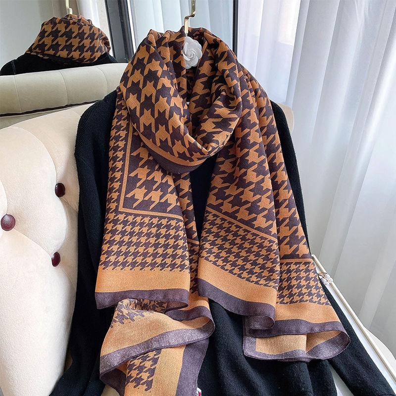 Luxury Brand Autumn and Winter Women New Style Fashion Color Matching Print Silk Scarf Lady Popular Headcloth Beach Shawl