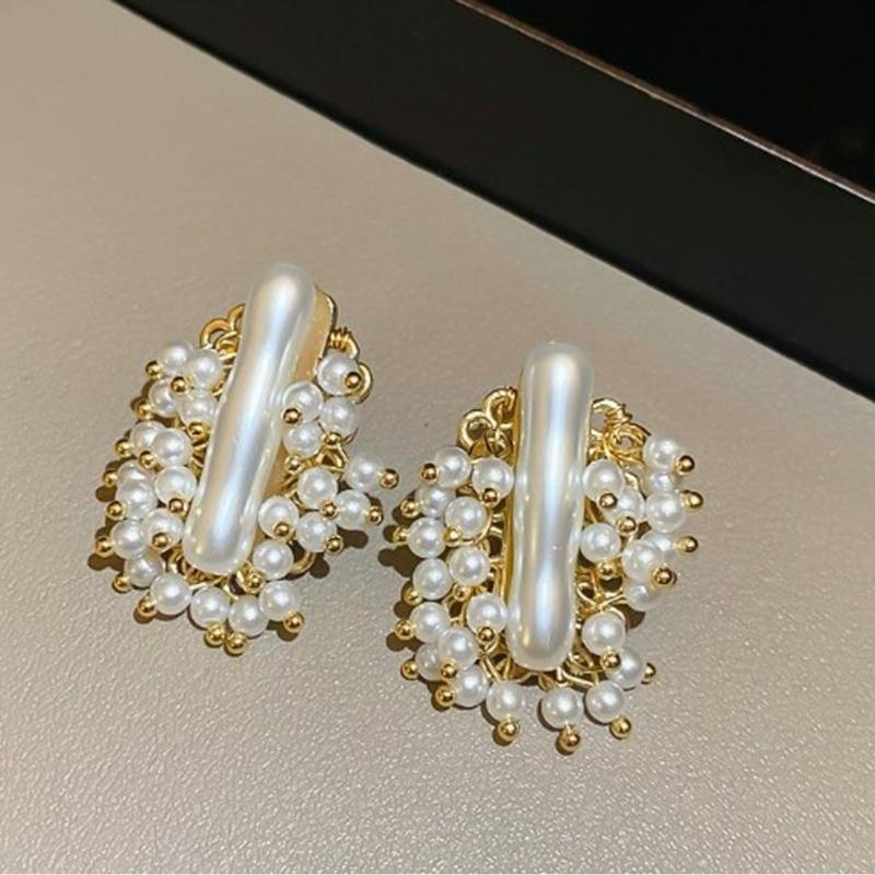 Flower Pearls Studs Earrings Smooth Surfaces Unique Ear Accessory Casual Formal Earrings Suitable for Fashion Women