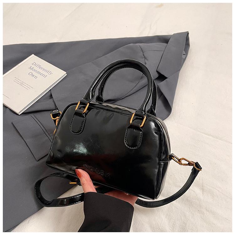 Ielgy High-End Retro Autumn Winter All-Match Messenger Bag Fashion Portable Boston Bag