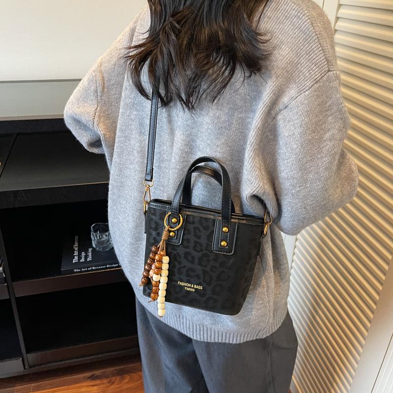 Junior leopard print hand bag women's 2025 new autumn and winter super fire commuter women's bag going out shoulder crossbody bucket bag
