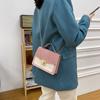 Módna retro dámska taška s retiazkou v kontrastnej farbe, crossbody kabelka na jedno rameno