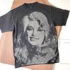 Ręcznie robiona, wybielana koszulka Dolly Parton: Koszulka Unisex z Bawełny Faded Black - Sztuka w Sprayu