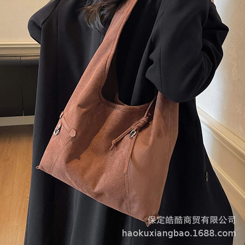 Autumn retro large-capacity tote bag 2025 super fire Maillard lazy wind women's commuting temperament simple shoulder bag