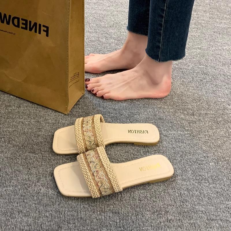 2025 summer Xiaoxiangfeng cool slippers women wear new models showing feet, small soft soles, square head seaside vacation beach shoes