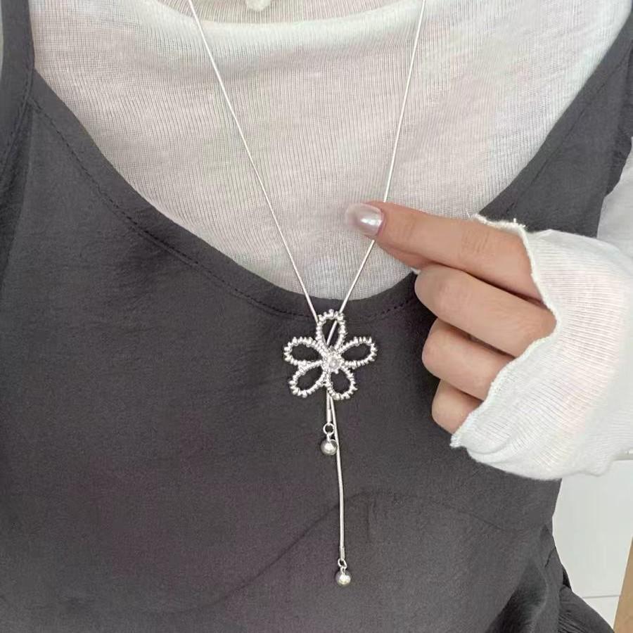 Silver Hollow Flower Pull Necklace Women's Light Luxury Niche High-end Clavicle Chain Summer Atmosphere Accessories