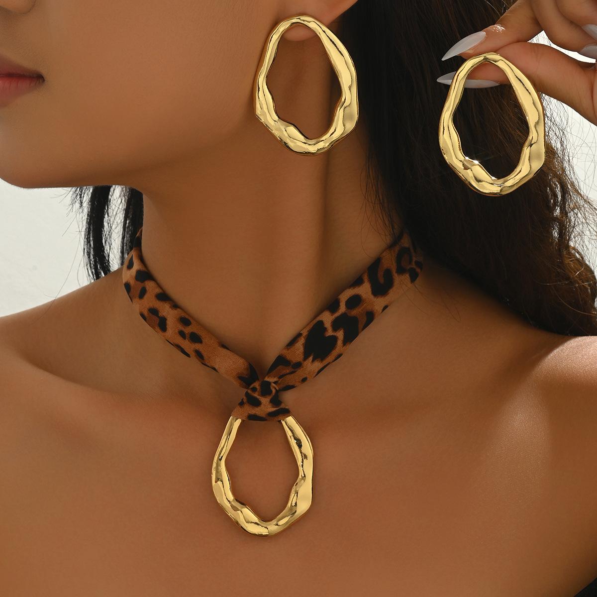 Шикарный металлический кулон и серьги золотой