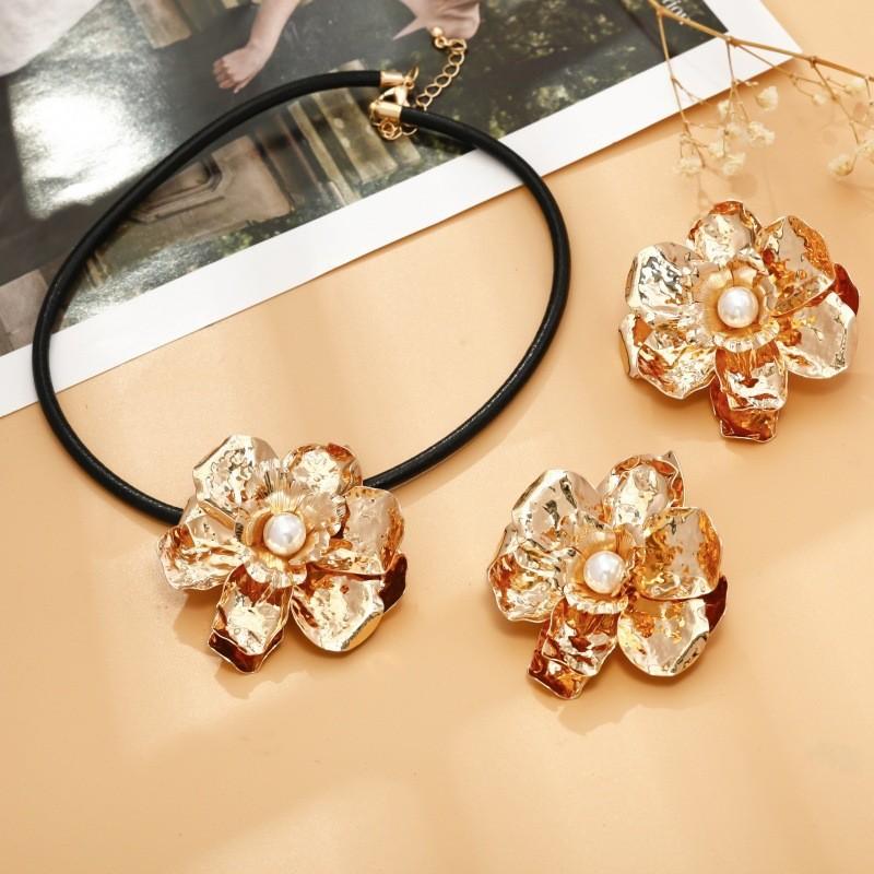 Personalized exaggerated metal three-dimensional pleated large flower necklace earrings retro flower jewelry set