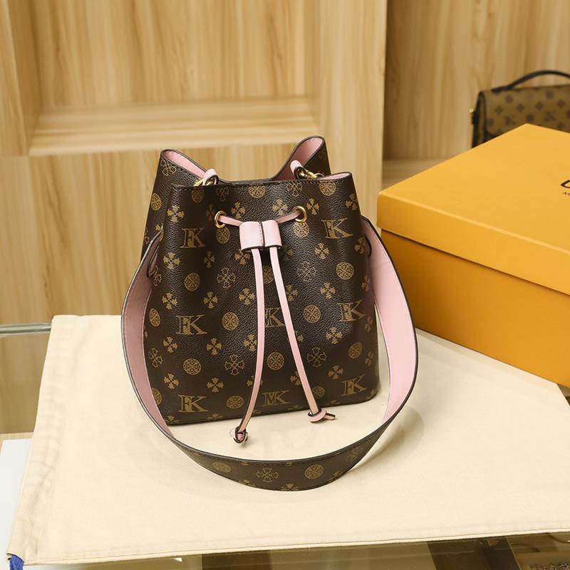 

Bag women s new trendy autumn and winter niche design high-end retro bucket messenger bag розовый