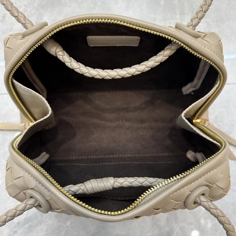 New leather hand-woven bag, high-end handbag, pillow bag, small square bag, shoulder messenger bag, women's bag.