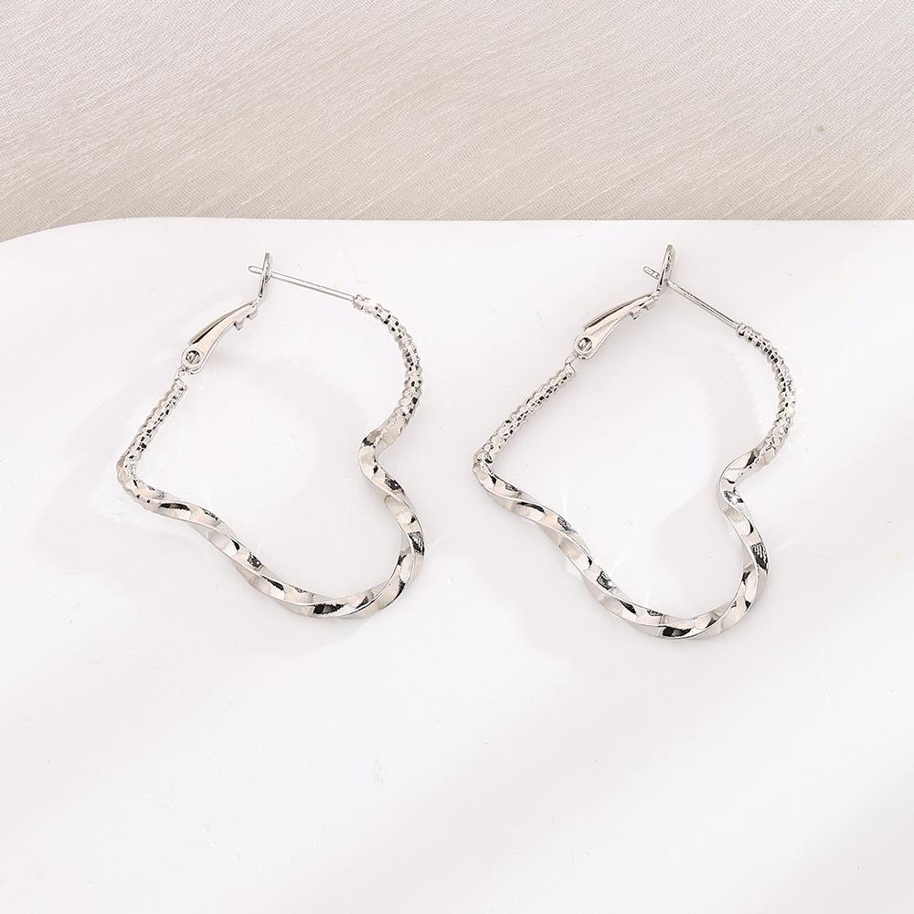 Twisted Line Love Big Earrings Splicing Irregular Exaggerated Ear Buckle Creative Sense Hollow Twist Heart Earrings Women