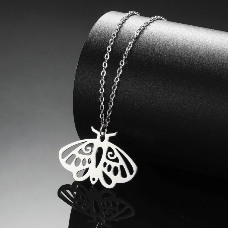 Unisex Gothic Style Moth Necklace Detailed Metal Moth Necklace Elegant Neck Chain for Celebrations and Daily Use