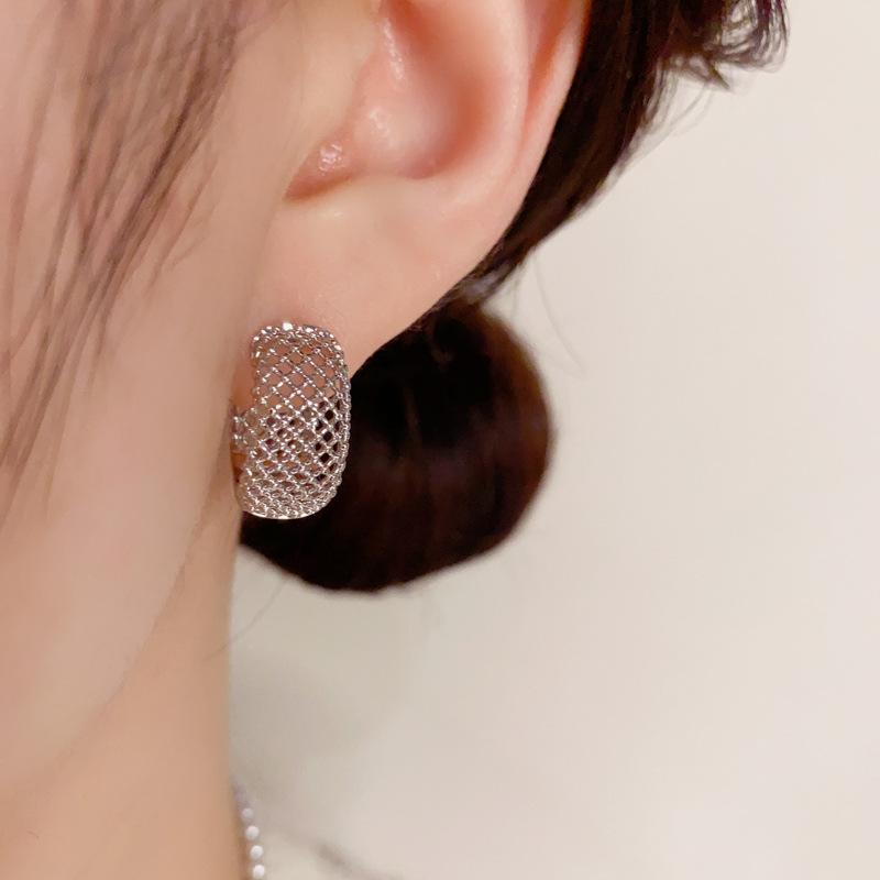 Niche Temperament, Fashionable Design, Simple Metal Hollow Personality, Light Luxury and Versatile Earrings