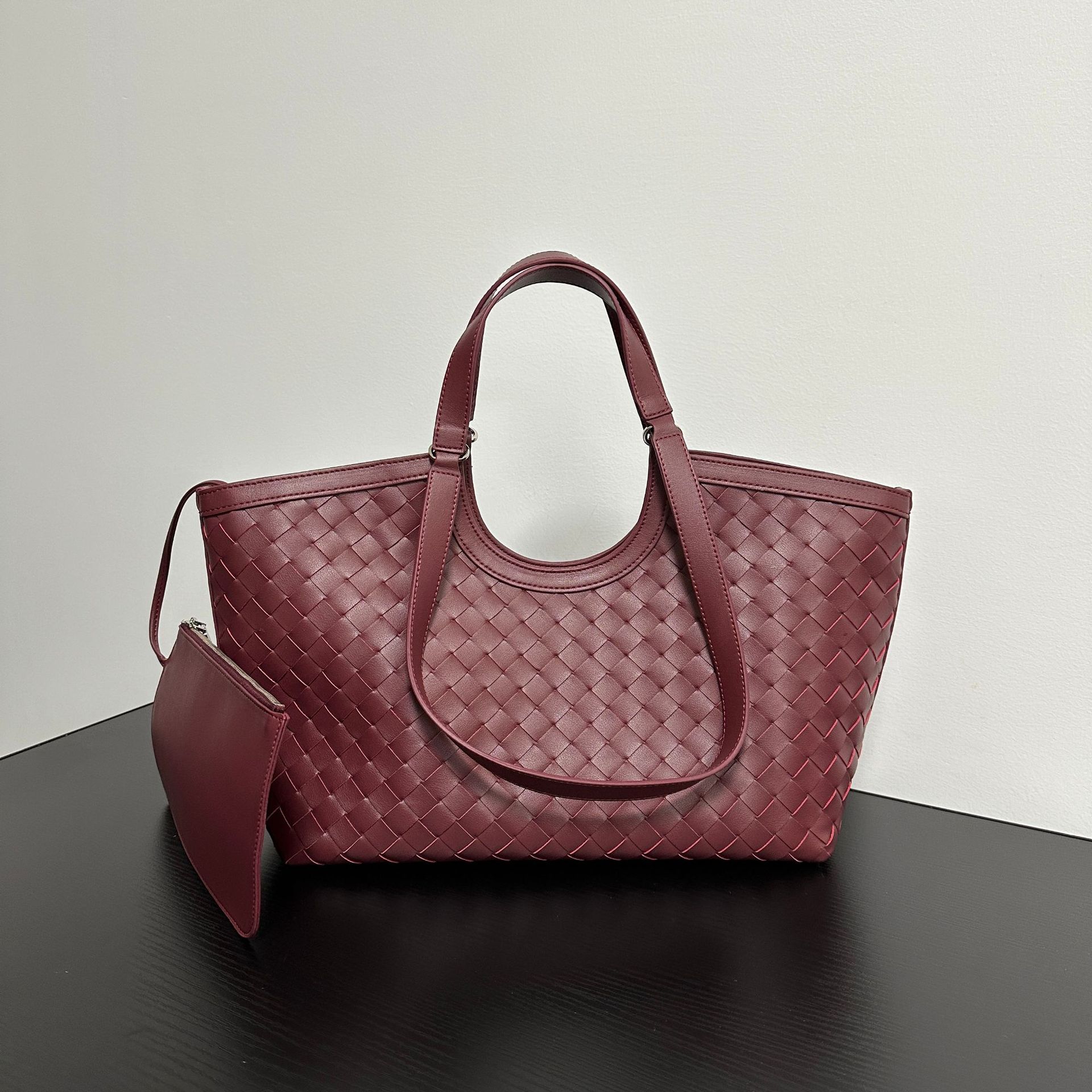 

Niche design commuter texture versatile retro woven tote bag large capacity premium portable shoulder armpit bag 35*25*15cm бордовий