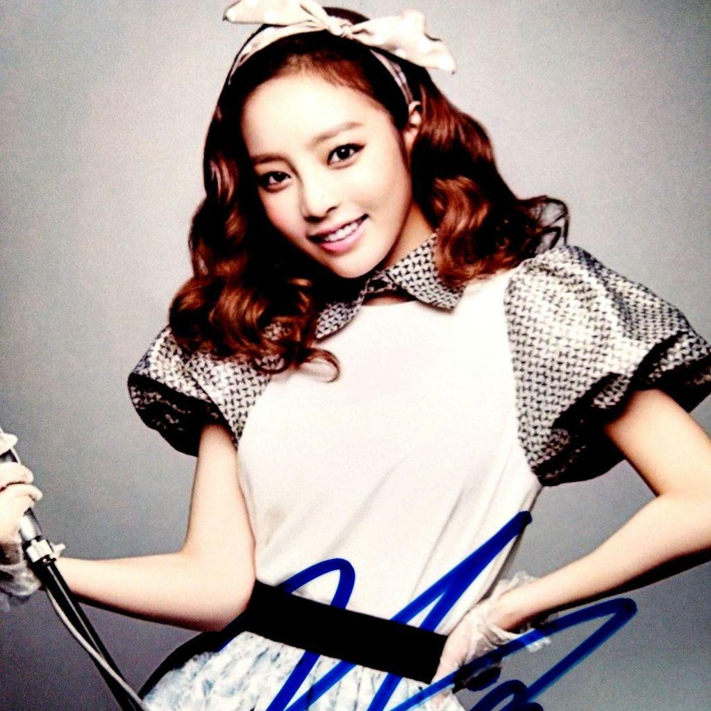 [USED] 2L size photo with Kuhara's autograph Hara... Former member of KARA...