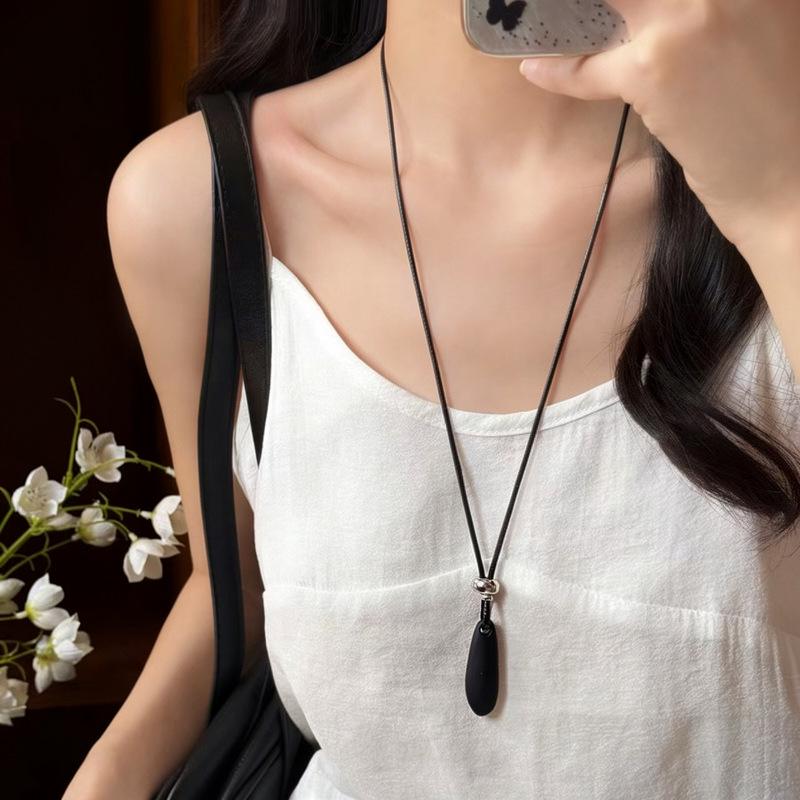 Elegant Minimalist Water Drop Pendant Necklace for Women - High-End Clavicle Chain, Fashionable & Versatile Accessory