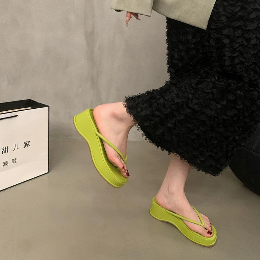 Simple and versatile flip-flop shoes women's shoes 2025 new summer heightening thick-soled beach sandals