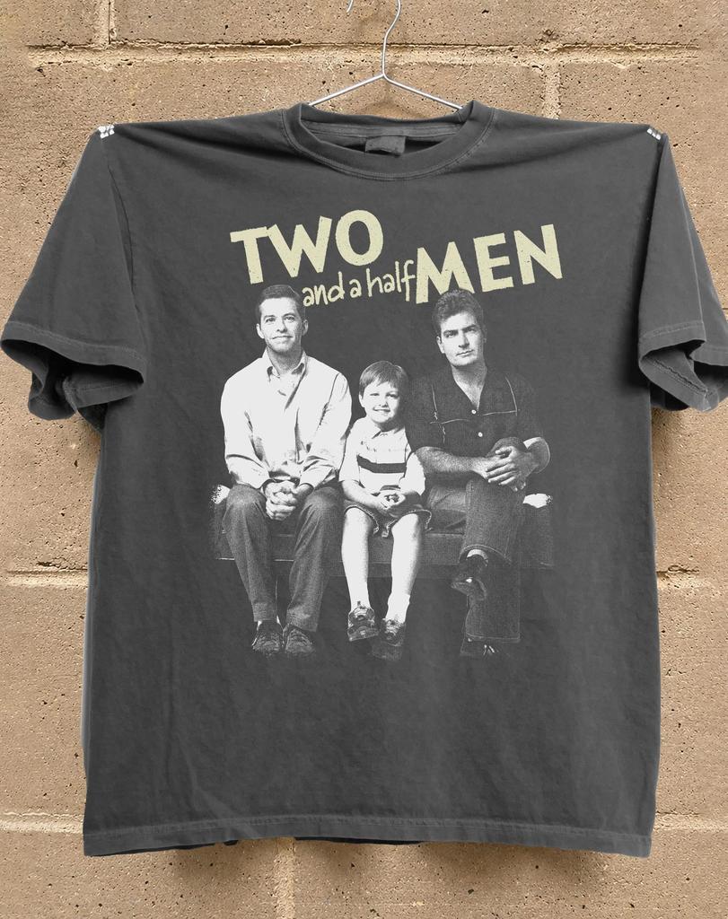 Two and a Half Men Shirt, Charlie Harper Vintage Grafik-T-Shirt, Jon Cryer Charlie Sheen T-Shirt, Retro Comedy TV-Serie T-Shirt, TV-Show Fan Geschenk