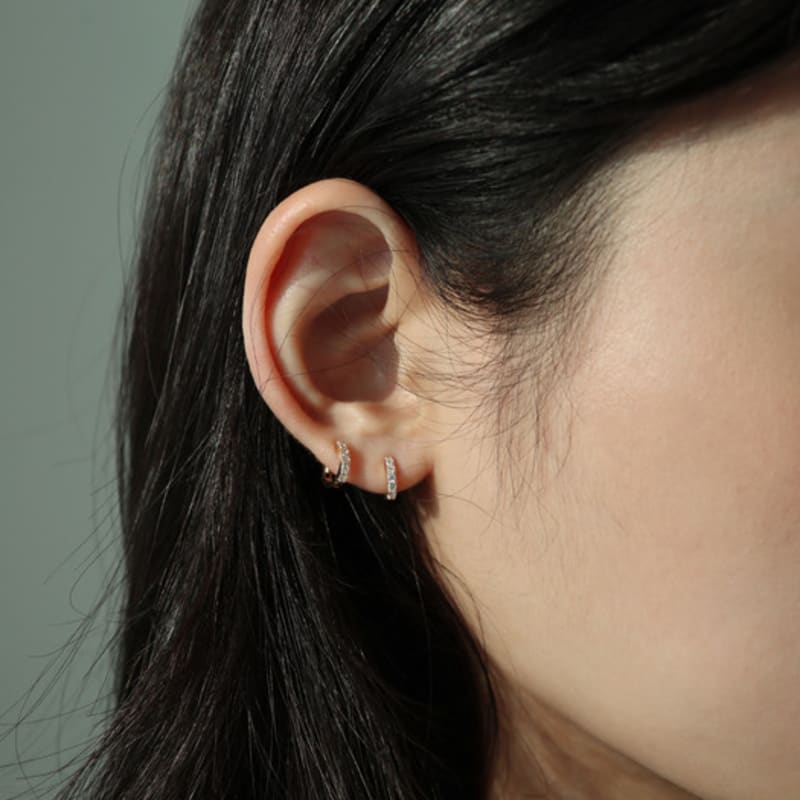 Less is more 14K gold one touch pave earring