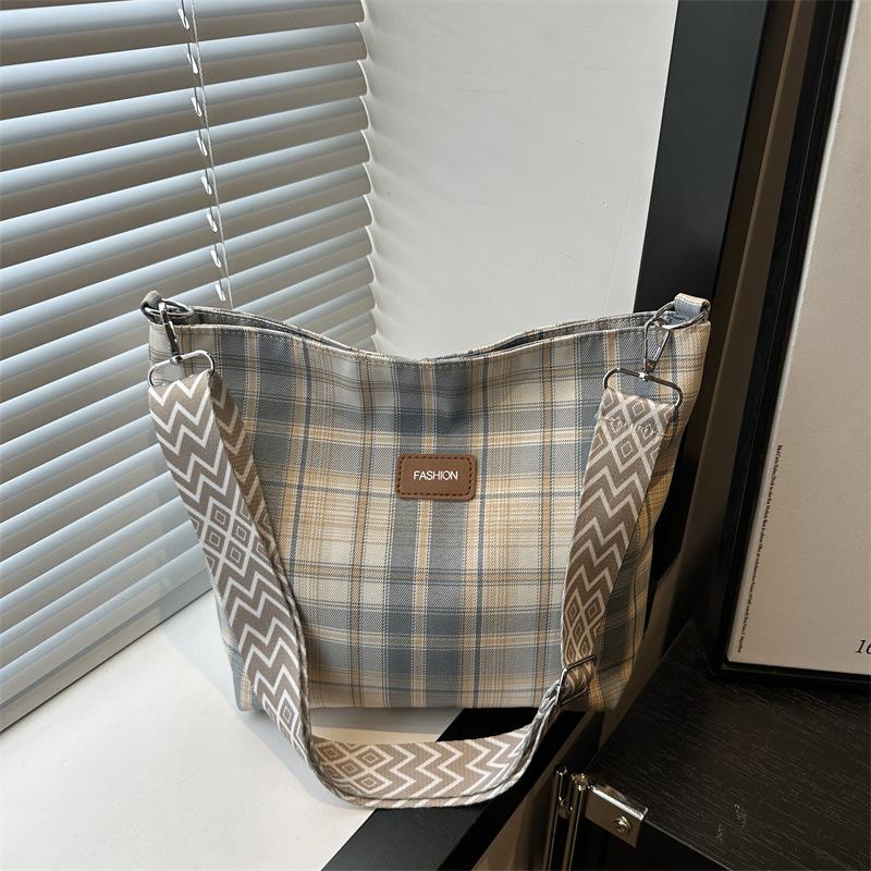 Stilvolle, schlichte und geräumige Umhängetasche mit Karomuster in Kontrastfarben, vielseitige Pendler-Sommer-Neuheit, Tragetasche für Damen