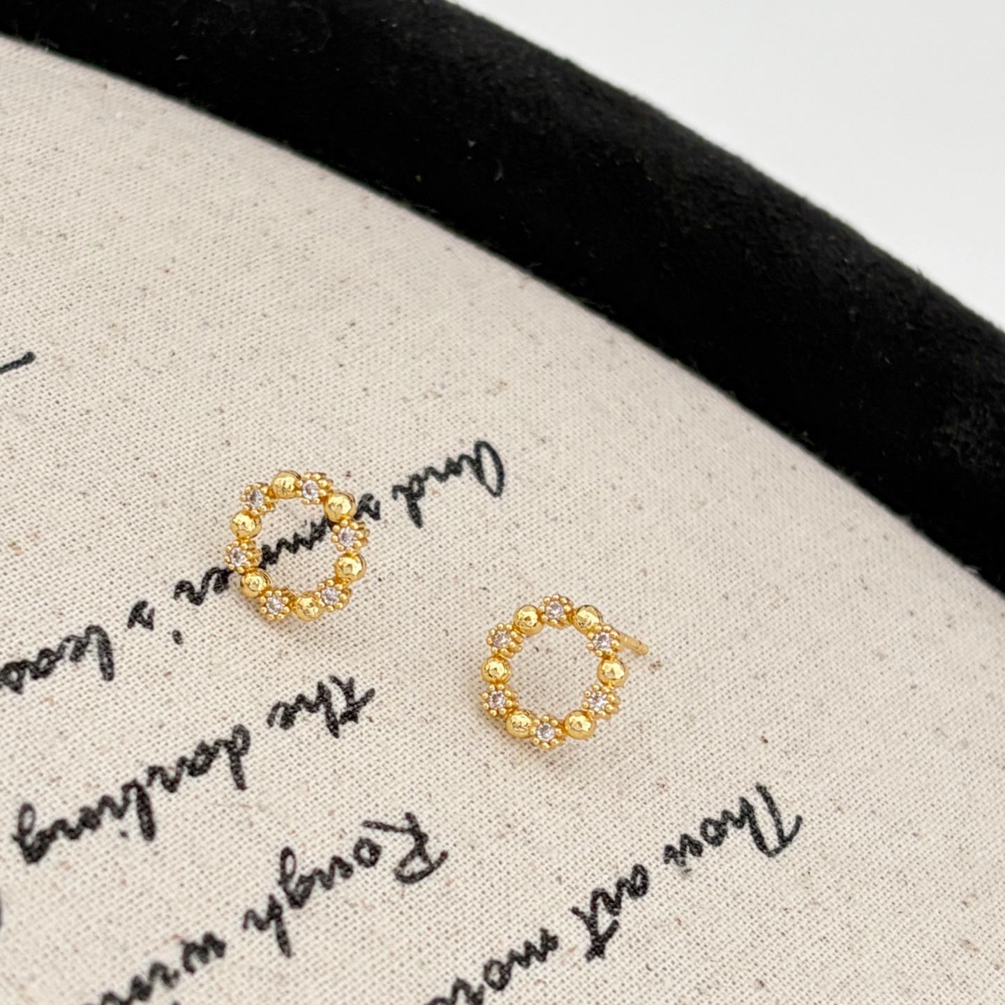 Minimalist Diamond Circle Stud Earrings – S925 Silver Needle, Elegant and Exquisite Design. золотой