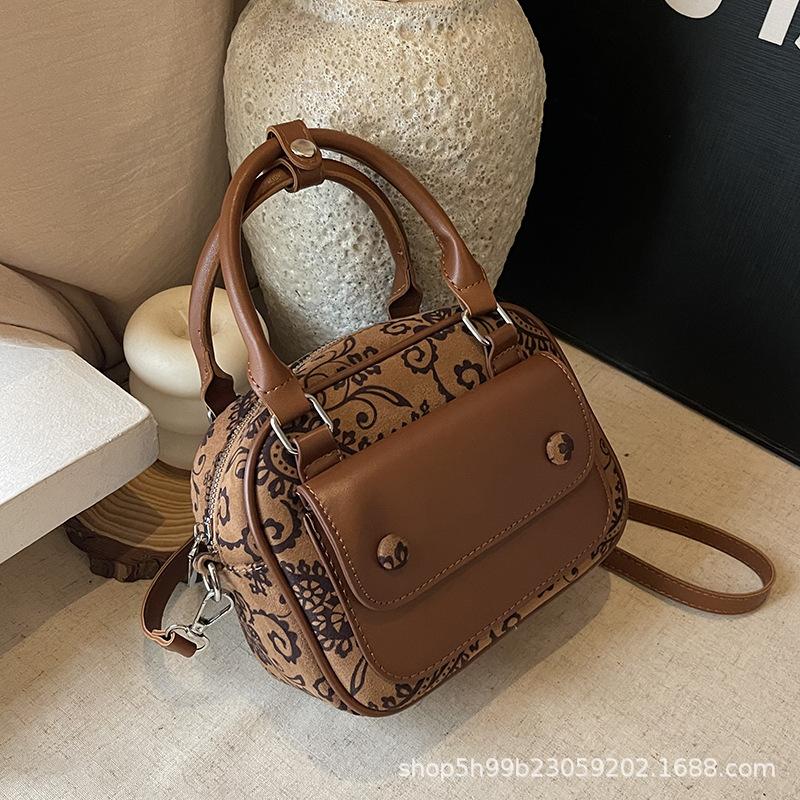 New Trendy Portable Small Square Bag Fashionable Versatile Shoulder Messenger Bag Large Capacity Light Commuter Bag Women