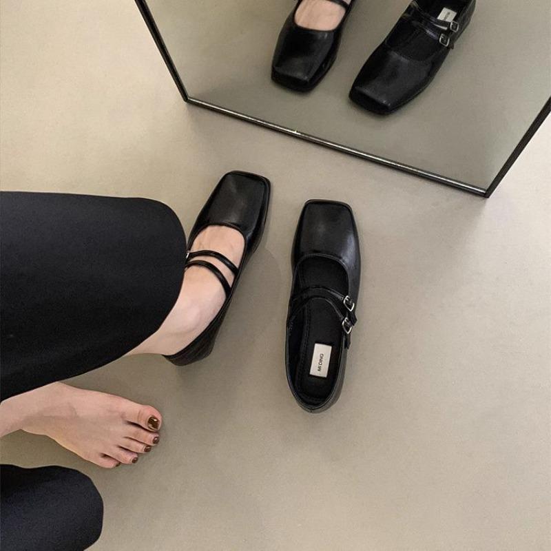 A New Style of Soft Flat Shoes for Women with A Square Toe and A Shallow Opening