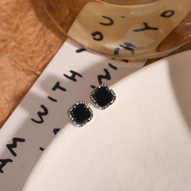 Elegant Black Square Earrings for Women - Minimalist Luxury and Style