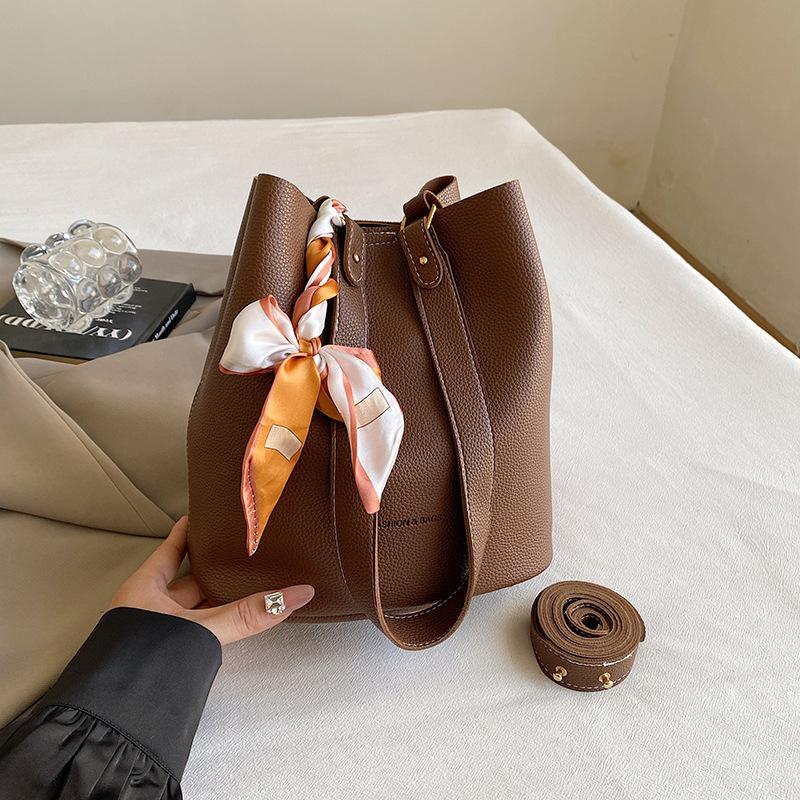 

2024 autumn new retro simple bucket bag fashionable niche design fashionable simple shoulder crossbody hand bag темно-коричневого кольору