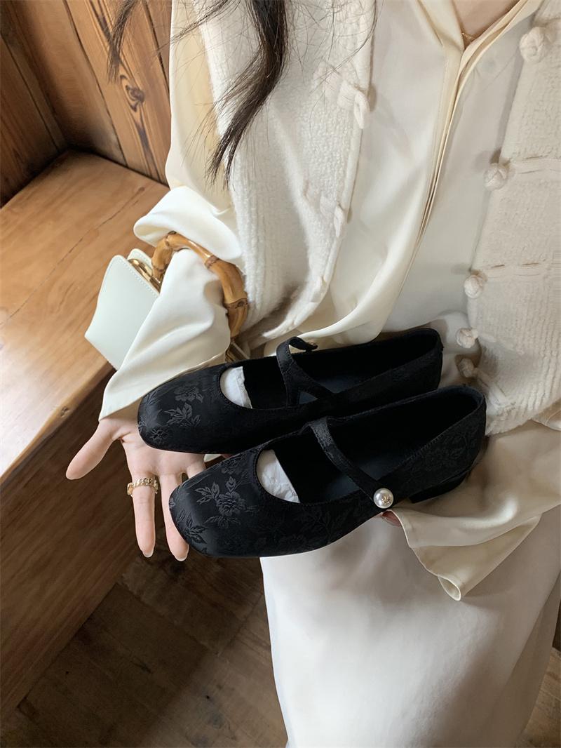 

Мода 2024 года, новые ретро шелковые женские повседневные туфли с цветочным узором в китайском стиле и квадратной головкой и жемчугом, национальные танцевальные туфли с изяществом ветра 35(Foot22.5cm) чёрный